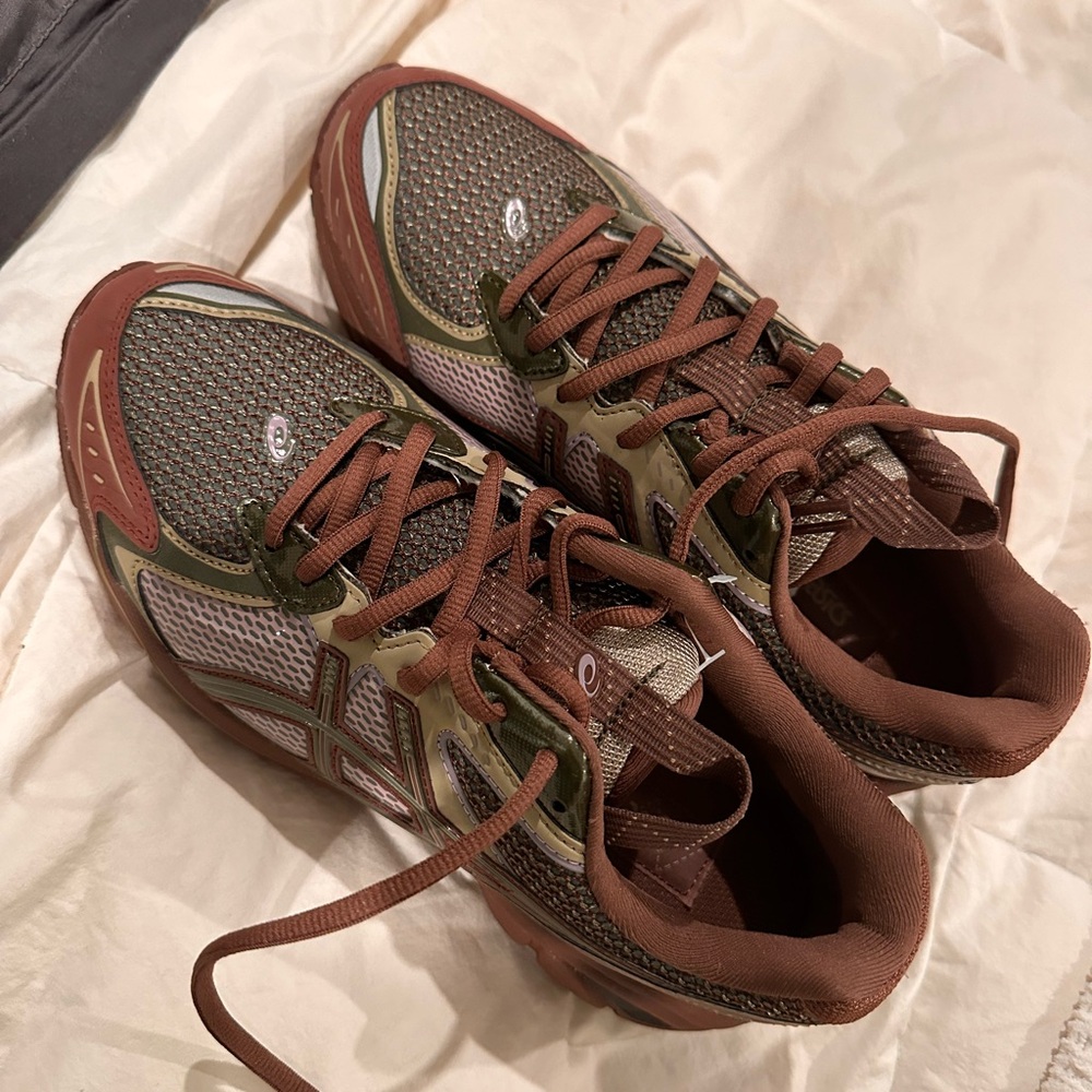Maroon, green ASICS - Picture 3 of 4